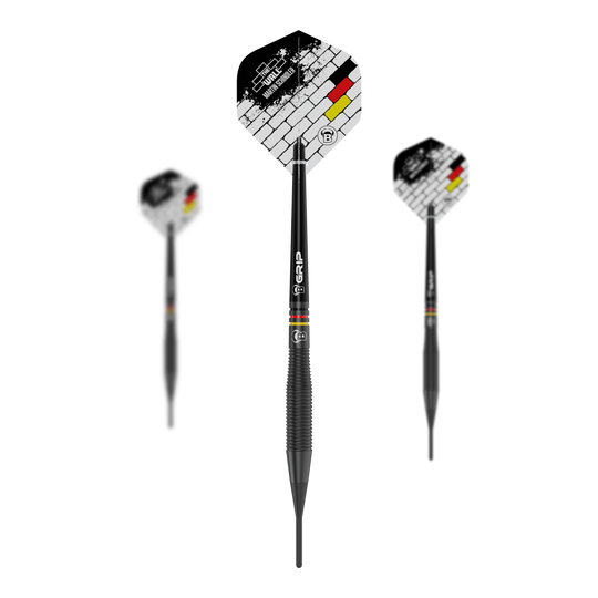 Bulls Martin Schindler The Wall Black Brass Softdarts - 18g Auf dem Bild sind drei Softdarts des Modells „Bulls Martin Schindler The Wall Black Brass“ mit 18g zu sehen. Die Flights zeigen ein Ziegelmuster und die Farben der deutschen Flagge.