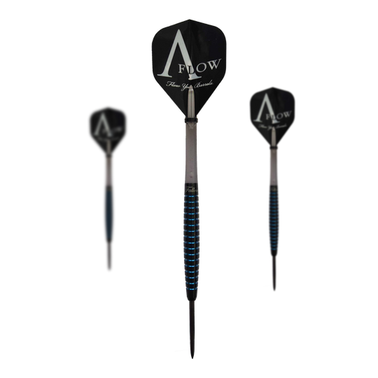 Dynasty Fallon Sherrock 4 AFlow BK Steel Darts - With Autograph - 23g Das Bild zeigt drei schwarze Steeldarts der Marke AFlow mit blauen Akzenten. Auf den Flights steht "AFlow" und der mittlere Dart ist mit einer Unterschrift versehen.