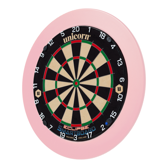 Unicorn Eclipse Smartboard steel dartboard Das Bild zeigt eine Unicorn Eclipse Smartboard Steeldartscheibe mit einem pinken Schutzring. Die Dartscheibe hat klare Zahlen und farbige Segmente für das Dartspiel.