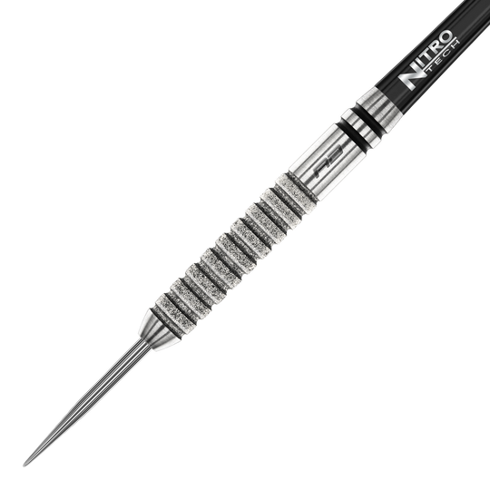 Dies ist der Red Dragon Gian Van Veen Tour Edition Steeldart mit einem Gewicht von 22g. Der Dart hat eine silberne, geriffelte Oberfläche und eine scharfe Spitze.