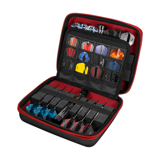 Mission Luxor Dart Wallet Das Bild zeigt ein geöffnetes Dart-Set in einer schwarzen und roten Hülle. Darin sind mehrere Darts und verschiedene Dart-Flights ordentlich verstaut.
