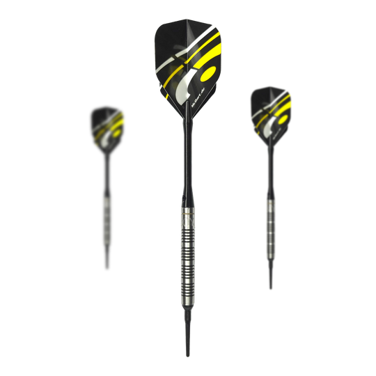 McDart 85 Tungsten V17 Softdarts - 16.5g Auf dem Bild sind drei Softdarts des Modells "McDart 85er Tungsten V17" mit einem Gewicht von 16,5g zu sehen. Die Darts haben schwarze Flights mit gelben und weißen Akzenten sowie silberne, gerillte Barrels.