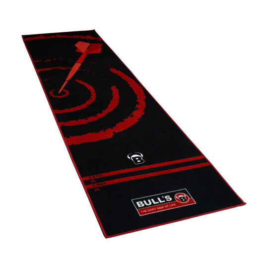 67808_Bulls_Carpet-Mat_140_Red_1 Auf dem Bild ist der Bulls Carpet-Mat Teppich 140 in Rot zu sehen. Der Teppich ist schwarz mit roten Dart-Zielsymbolen und Markierungen für verschiedene Entfernungen bedruckt.