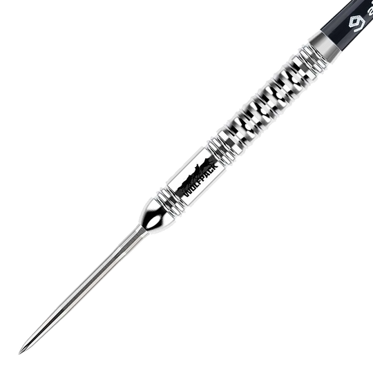 Caliburn Wolfpack W1 steel darts - 23g Das Bild zeigt einen Caliburn Wolfpack W1 Steeldart mit einem Gewicht von 23,5g. Der Dart hat ein silbernes, geriffeltes Design und ist mit dem Schriftzug "WOLFPACK" versehen.