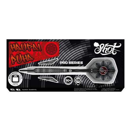 Shot Pro-Series Haupai Puha 2 steel darts - 24g Das Bild zeigt die Verpackung der Shot Pro-Series Haupai Puha 2 Steeldarts mit 24g Gewicht. Die Verpackung ist schwarz mit auffälligen roten und weißen Designelementen sowie einem großen Bild eines Steeldarts.