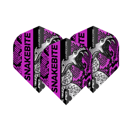 TF6566_Red_Dragon_Hardcore_Snakebite_Coiled_Snake_Purple_Standard_Flights_1NfiPcoIbUmuMI Das Bild zeigt drei Dart-Flights in lila, schwarz und weiß mit einem Schlangenmotiv. Auf den Flights steht groß das Wort "SNAKEBITE".