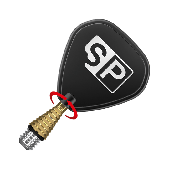 380178_Target_Titanium_Swiss_Point_Grooved_Conversion_Points_Gold_3 Das Bild zeigt die Target Swiss Point Grooved Conversion Points in Gold. Der goldene Punkt ist an einem Dartpfeil befestigt, der ein schwarzes Flight mit der Aufschrift „SP“ hat.