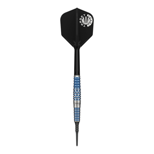 Das Bild zeigt einen Softdart der Marke Target Japan, Modell Toru Suzuki Sereno GEN2 mit 20g Gewicht. Der Dart hat ein auffälliges Design mit einem schwarz-blauen Griff und schwarzer Flight mit weißem Logo.