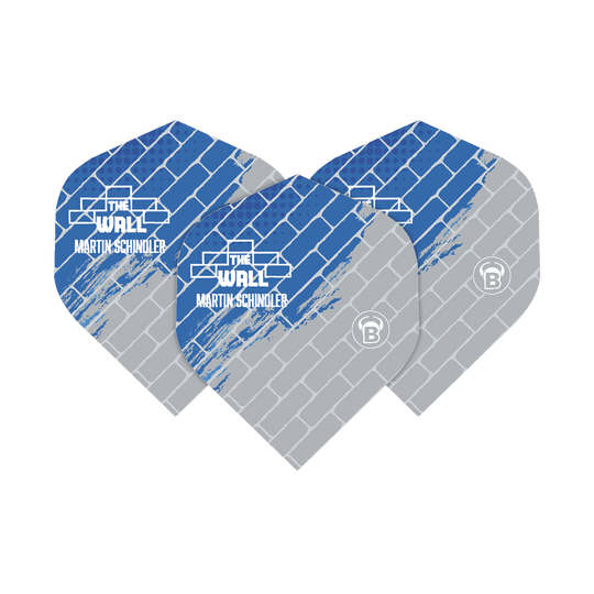 Bulls Metrixx Martin Schindler Blue Gray No2 Standard Flights Das Bild zeigt drei Dartflights in Blau und Grau mit einem Ziegelmuster. Auf den Flights steht "The Wall Martin Schindler" in weißer Schrift.
