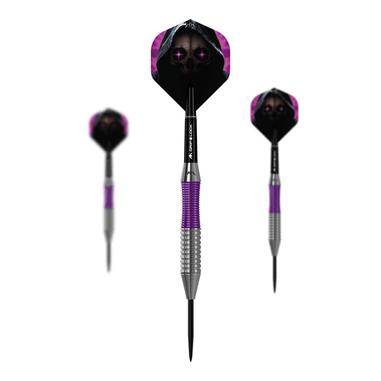 Mission Phantom Brass Steel Darts - 22g Das Bild zeigt drei Steeldarts des Produkts „Mission Phantom Brass Steeldarts - 22g“. Die Darts haben silberne und lila Griffe sowie Flights mit Totenkopf-Motiv und dunklem Hintergrund.