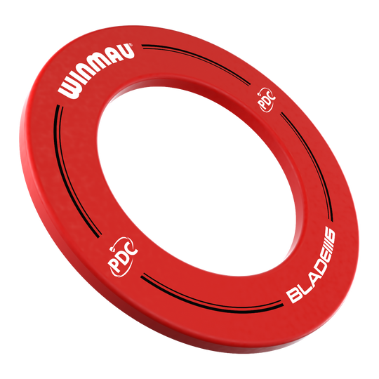 Winmau PDC Dartboard Surround - Red Das Bild zeigt einen roten Dartboard-Surround der Marke Winmau mit der Aufschrift „PDC“ und „BLADE 6“. Er wird verwendet, um die Wand rund um ein Dartboard vor Beschädigungen zu schützen.
