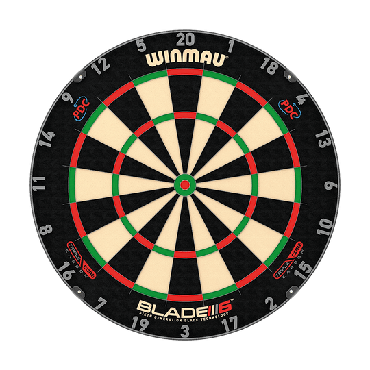 Winmau Blade 6 Triple Core Set with PDC Surround and 2 sets of darts Zu sehen ist das Winmau Blade 6 Triple Core Set mit PDC Surround und 2 Sets Darts. Das Bundle bietet eine Turnier-Dartscheibe mit schwarzem Surround und zwei Dart-Sets.