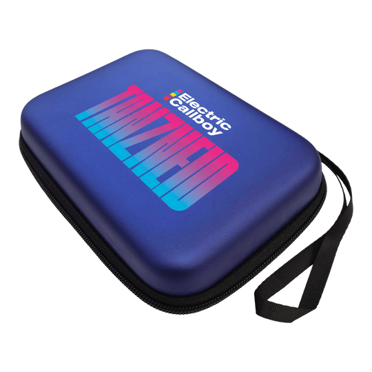 Electric Callboy Tanzneid Album Version Dartcase - Blue Gezeigt wird das Electric Callboy Tanzneid Album Version Dartcase in Blau. Das Dartcase dient zur Aufbewahrung von Darts.