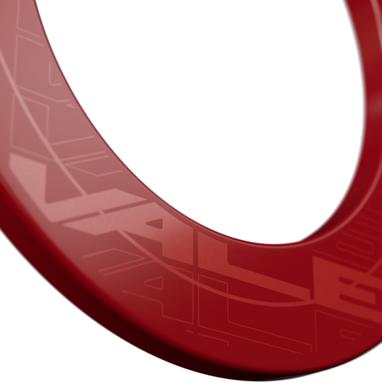 Target VALE Dartboard Surround Das Bild zeigt einen roten Dartboard-Surround mit dem Schriftzug "VALE". Der Ring hat ein modernes, glänzendes Design und ist für den Schutz der Wand um das Dartboard gedacht.