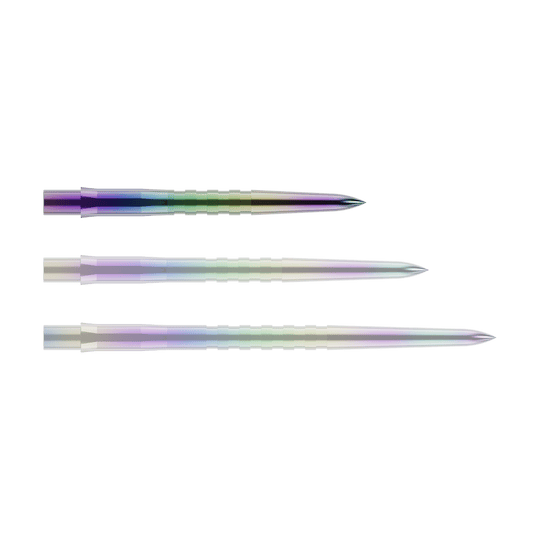 Mission Caliburn EVO dart tips - Grooved - Coral Das Bild zeigt drei bunte, metallische Dartspitzen in einer Reihe. Sie haben eine glatte Oberfläche mit leichten Rillen und glänzen in verschiedenen Farben.