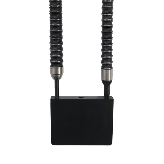 643_Point_Guard_2_Variante1 Das Bild zeigt das Produkt „Point Guard“, das aus einem rechteckigen schwarzen Block und zwei gewundenen Metallstiften besteht. Die Metallstifte sind oben mit silbernen Spitzen versehen und ragen parallel nach oben.