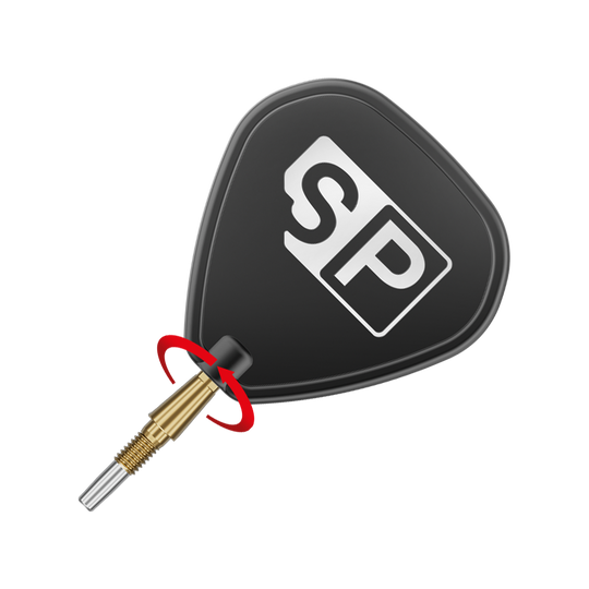 Target Swiss Point Storm Surge steel dart tips - gold Auf dem Bild ist eine goldene Dartspitze mit einem schwarzen Flight zu sehen, auf dem die Buchstaben "SP" abgebildet sind. Um die Spitze ist ein roter Pfeil, der eine Drehbewegung anzeigt.
