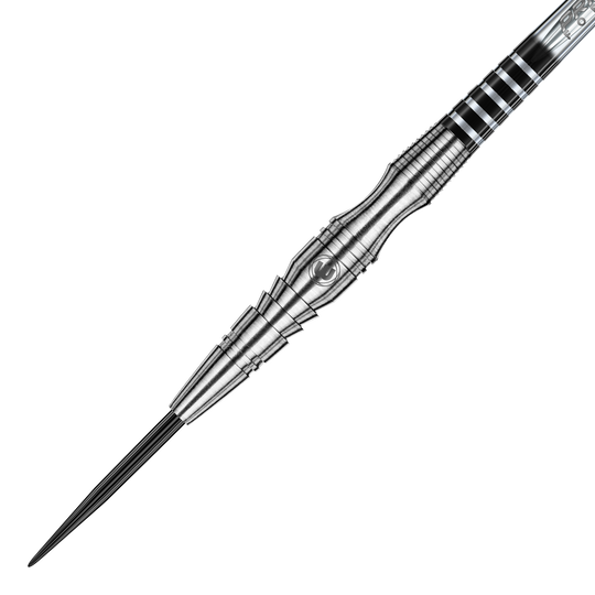 Winmau Sniper V3 Steeldarts Das Bild zeigt einen Winmau Sniper V3 Steeldart. Der Dart ist silberfarben und hat ein auffälliges, strukturiertes Design am Barrel.