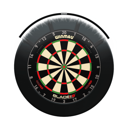 8412_Winmau_Polaris_120_LED_Dartboard_Light_2 Das Bild zeigt das Winmau Polaris 120° LED Dartboard Light, das über einem Dartboard montiert ist. Die LED-Beleuchtung beleuchtet das Dartboard gleichmäßig und sorgt für klare Sicht beim Spielen.