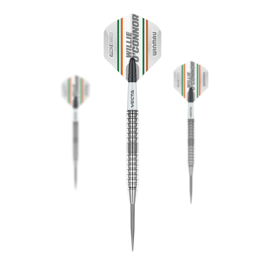 Winmau Willie OConnor Steel Darts - 23g Das Bild zeigt drei Steeldarts des Modells "Winmau Willie O'Connor" mit 23g Gewicht. Die Flights sind mit dem Namen "Willie O'Connor" sowie farbigen Streifen versehen.