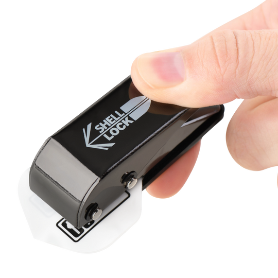 L-Style One80 Shell Lock Punch Flight Punch Das Bild zeigt das Produkt "L-Style One80 Shell Lock Punch Flightlocher", das in einer Hand gehalten wird. Mit diesem Werkzeug wird ein Loch in ein Dartflight gestochen.