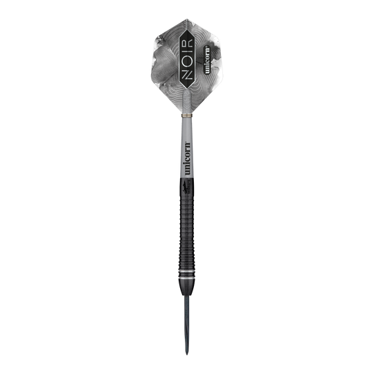 Unicorn World Champion Gary Anderson Noir Phase 6 Steeldarts Das Bild zeigt einen Steeldart der Marke Unicorn, Modell "World Champion Gary Anderson Noir Phase 6". Der Dart ist überwiegend schwarz und silber und trägt die Aufschrift "NOIR" auf dem Flight.