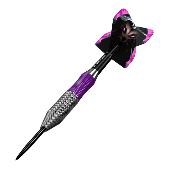 Mission Phantom Brass Steel Darts - 22g Dies ist ein Mission Phantom Brass Steeldart mit einem Gewicht von 22 Gramm. Der Dart hat ein metallisches Griffstück mit lila Akzenten und einen auffälligen Flight mit einem schwarzen und lila Design.