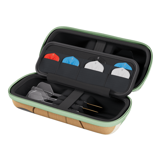 Target Star Wars Boa Dartcase - Grogu Dies ist das Target Star Wars Boa Dartcase - Grogu, ein Aufbewahrungsetui für Dartzubehör mit Star Wars Design. Auf dem Bild ist das Etui mit einem Motiv von Grogu zu sehen.