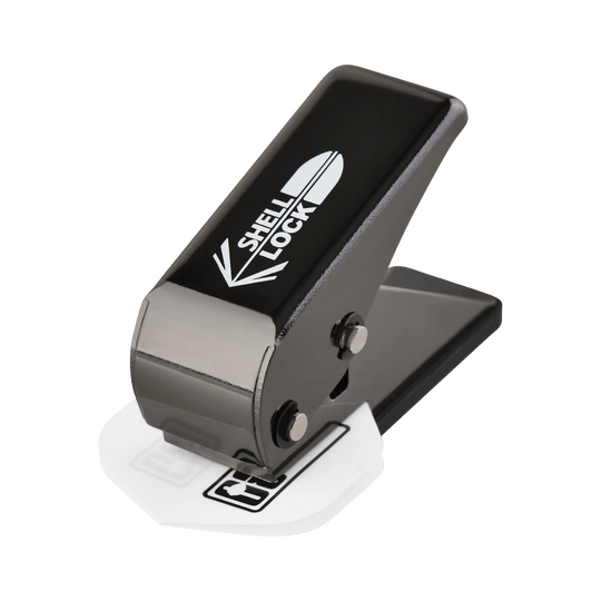 L-Style One80 Shell Lock Punch Flight Punch Das Bild zeigt den "L-Style One80 Shell Lock Punch Flightlocher". Dieses Gerät wird verwendet, um Löcher in Dart-Flights zu stanzen.