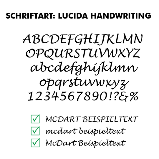 Flightdruck_Schriftart_LucidaHandwritingQaHJWqJ9gjEzF Gezeigt wird ein Set 4-seitig bedruckter Flights mit individueller Wunschtext-Bedruckung. Die Flights haben eine standardmäßige Form.