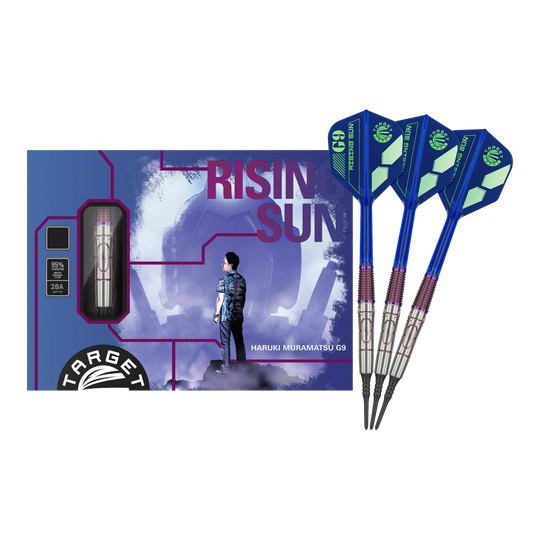 Das Bild zeigt das Produkt "Target Japan Haruki Muramatsu Rising Sun GEN9 2BA Softdarts - 21,5g" mit einer farbigen Verpackung und drei blauen Softdarts. Auf der Verpackung ist eine Person abgebildet und der Schriftzug "Rising Sun" deutlich zu sehen.
