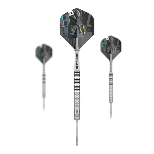 Target Chris Dobey GEN1 Swiss Point steel darts Das Bild zeigt drei Steeldarts des Modells "Target Chris Dobey GEN1 Swiss Point". Die Darts haben silberne, gerillte Barrels und schwarze Flights mit bunten Buchstaben.