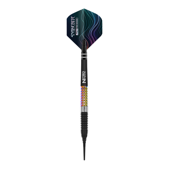 Red Dragon Peter Wright Corra Soft Darts - 18g Das Bild zeigt einen Red Dragon Peter Wright Corra Softdart mit einem Gewicht von 18 Gramm. Der Dart hat bunte Griffbereiche und einen schwarz-blauen Flight mit dem Aufdruck "Snakesbite".