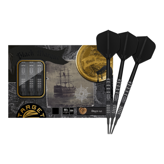 Target Japan Black Marque Draco GEN2 Soft Darts - 20g Das Bild zeigt das Produkt "Target Japan Black Marque Draco GEN2 Softdarts - 20g" in einer ansprechend gestalteten Verpackung. Drei schwarze Softdarts liegen neben der Verpackung, die im Piratenstil mit Goldmünzen und einem Schiff illustriert ist.
