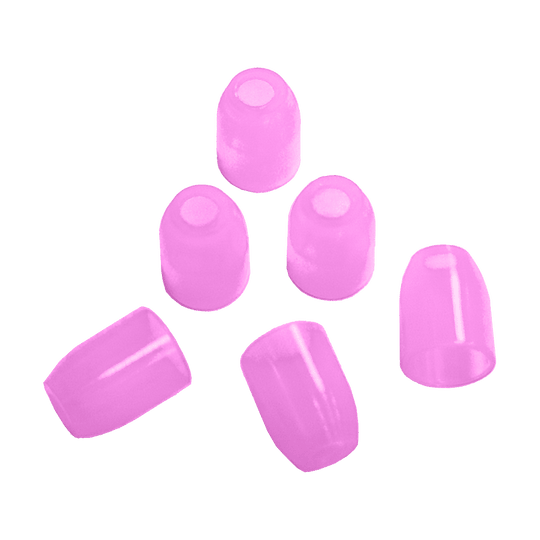 LSF8_L-Style_Champagne-Ringe_Pink_1 Auf dem Bild sind fünf kleine, rosafarbene Kunststoffkappen zu sehen. Sie liegen locker verteilt auf einer ebenfalls rosafarbenen Fläche.