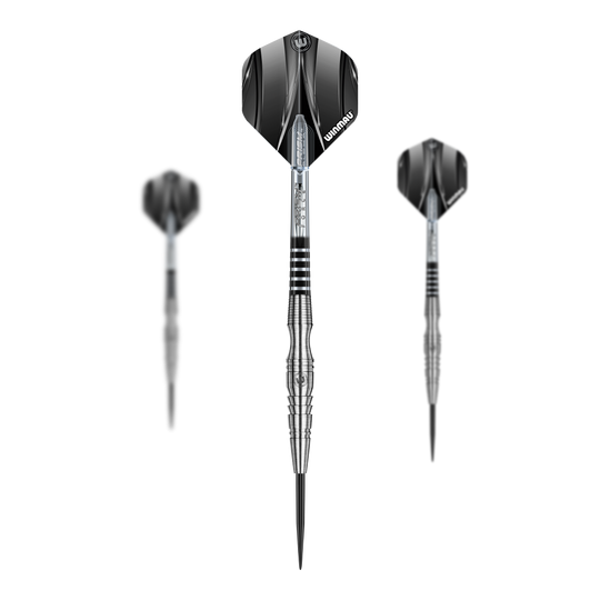 Winmau Sniper V3 Steeldarts Das Bild zeigt drei Winmau Sniper V3 Steeldarts mit silbernem Schaft und schwarzen Flights. Die Darts sind in einer frontalen und zwei seitlichen Ansichten dargestellt.