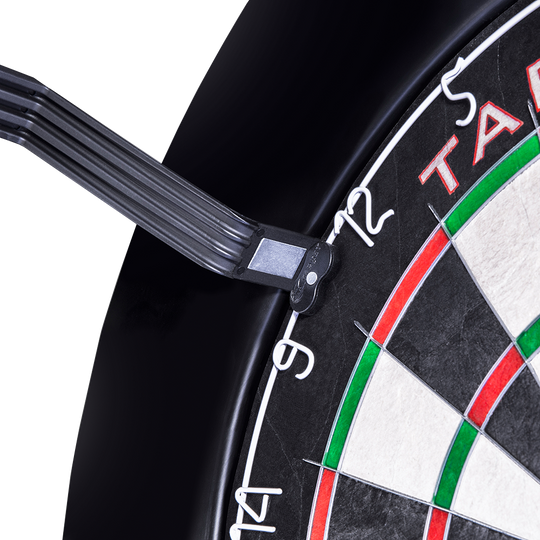 Target CORONA Vision LED Dartboard Lighting System Das Bild zeigt einen LED-Beleuchtungsring, der an einem Dartboard befestigt ist. Das Produkt heißt "Target CORONA Vision LED Dartboard Lighting System".