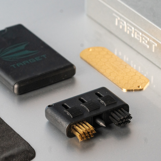 Zu sehen ist das Target Dart Servicing Kit. Es wird verwendet, um Dartpfeile zu warten und zu reparieren.