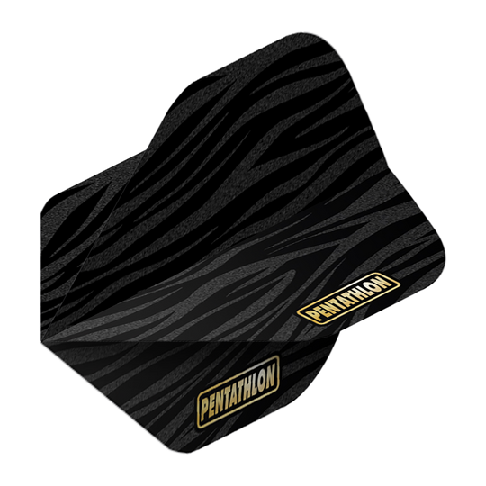 Das Bild zeigt einen Dartflight mit einem schwarzen Zebramuster. Auf dem Flight steht das Wort "PENTATHLON" in goldenen Buchstaben.