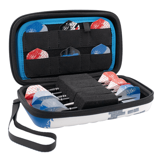 Das Bild zeigt das Bulls Orbis XL Martin Schindler Dartcase, das geöffnet ist. Im Inneren sind mehrere Darts und Ersatz-Flights ordentlich verstaut.