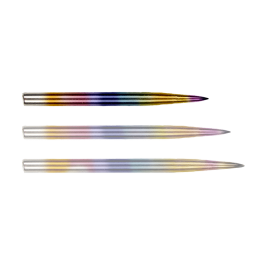 BU57613_BullsNL_Rainbow_Steeldartspitzen_32mm_1fvb7UNadmUliJ Das Bild zeigt drei Steeldartspitzen des Produkts "Bulls NL Rainbow Steeldartspitzen". Die Spitzen haben eine glänzende, regenbogenfarbene Oberfläche.
