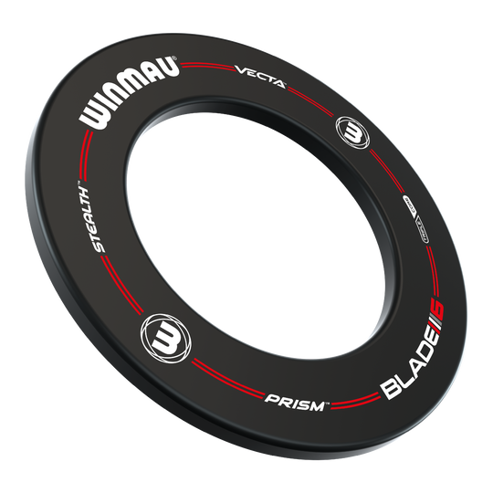 Winmau Pro-Line Blade 6 Dartboard Surround Auf dem Bild ist das Winmau Pro-Line Blade 6 Dartboard Surround zu sehen. Der schwarze Surround-Ring hat weiße und rote Schriftzüge sowie Logos aufgedruckt.