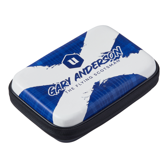 Unicorn Ultra Gary Anderson dart wallet Das Bild zeigt das Produkt "Unicorn Ultra Gary Anderson Dartwallet". Die Darttasche ist mit einem blauen und weißen Design sowie dem Namen "Gary Anderson" und dem Schriftzug "The Flying Scotsman" bedruckt.