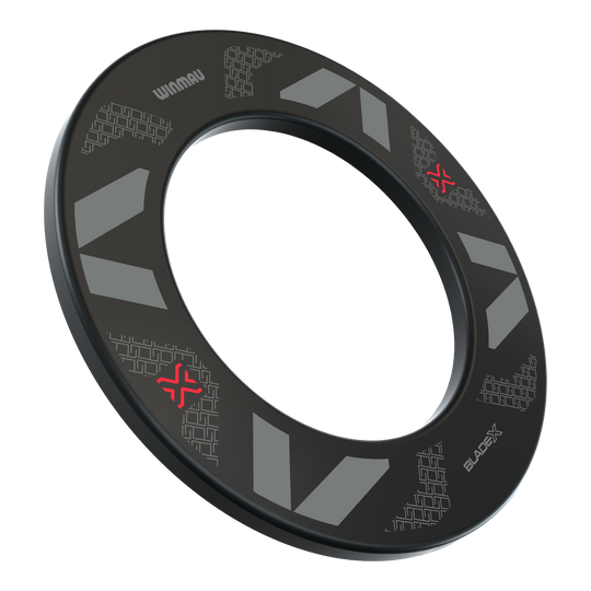 Winmau Blade X Dartboard Surround Das Bild zeigt das Produkt Winmau Blade X Dartboard Surround. Es handelt sich um einen schwarzen Dartboard-Surround zur Abdeckung und zum Schutz der Wand.