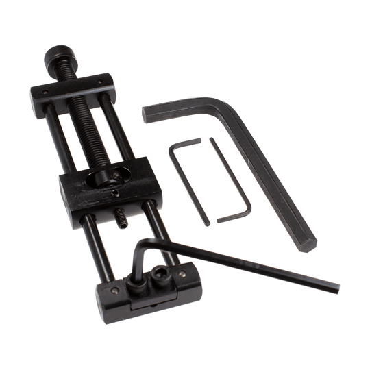 Designa Dart Repointer Black Pro Edition - Tip Changer Das Bild zeigt den Designa Dart Repointer Black Pro Edition - Spitzenwechsler. Es handelt sich um ein Werkzeug für Dartspieler zum Wechseln der Spitzen.