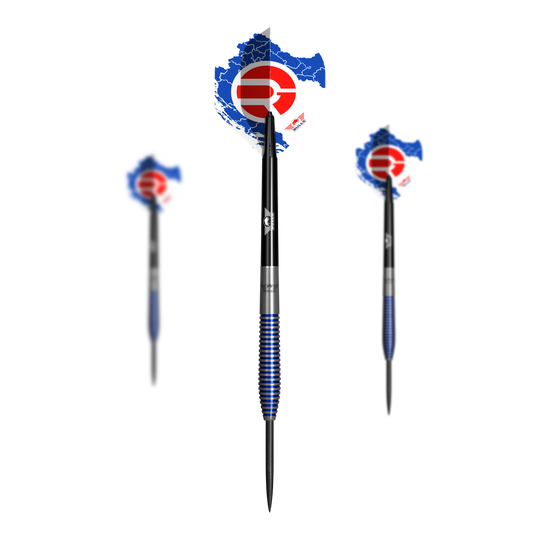 Bulls NL Romeo Grbavac steel darts - 23g Das Bild zeigt drei Steeldarts des Produkts "Bulls NL Romeo Grbavac Steeldarts - 23g". Die Darts haben blaue, silberne und schwarze Akzente sowie Flights mit einem roten und blauen Muster.