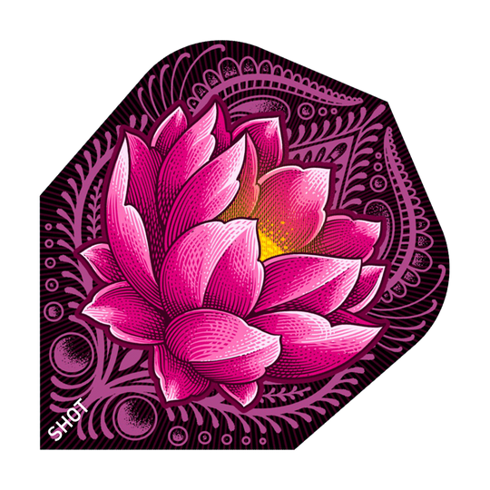 SF5432_Shot_ZEN_Juji_No6_Flights_1ROhONsnJ5lQn5 Das Bild zeigt ein Dart-Flight mit einem auffälligen pinken Lotusblumen-Design auf dunklem Hintergrund. In der unteren Ecke steht das Wort „SHOT“.