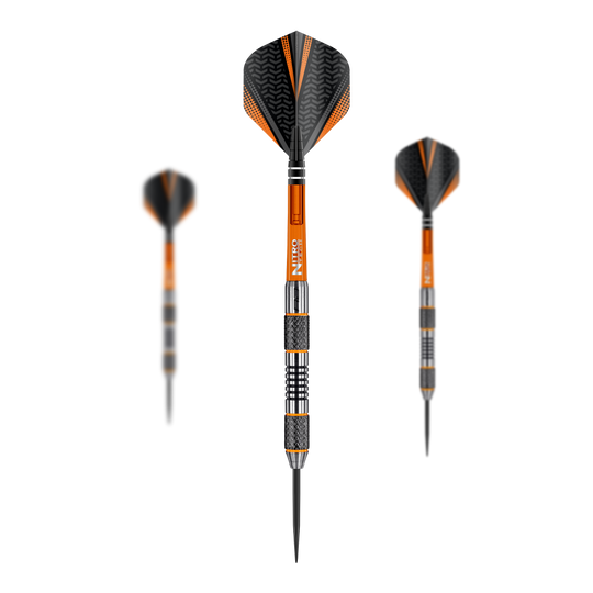 Red Dragon Amberjack 5 steel darts - 24g Das Bild zeigt die Steeldarts "Red Dragon Amberjack 5" mit einem Gewicht von 24g. Die Darts sind überwiegend orange und schwarz mit silbernen Details gestaltet.