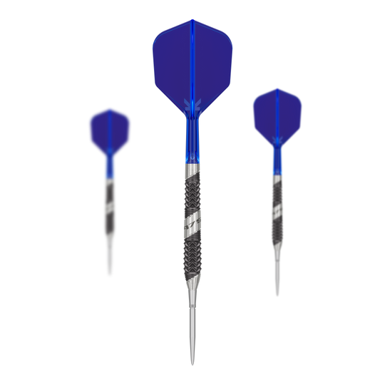 Das Bild zeigt drei Steeldarts des Produkts "Target 975 Ultra Marine 02 Swiss Point". Die Darts haben blaue Flights und silber-schwarze Barrels mit einem strukturierten Griff.