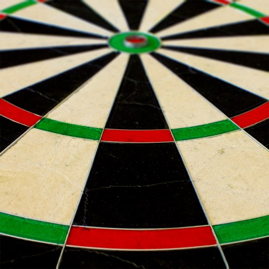 79403_Unicorn_Eclipse_Pro_Dartboard_4 Das Bild zeigt eine Nahaufnahme des Unicorn Eclipse Pro Dartboards. Die Felder sind deutlich in Schwarz, Weiß, Rot und Grün unterteilt.